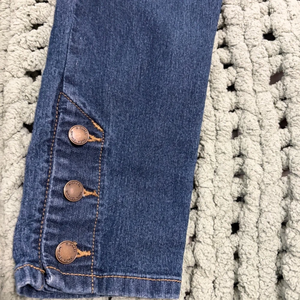 Michael Kors Button Hem Skinny Jeans – Size 6 – Gold Hardware Detail ✨